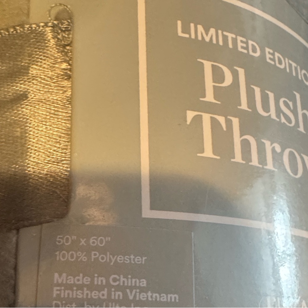 Plush Throw Blanket Sage Green 50”x60”NWT - Picture 3 of 3